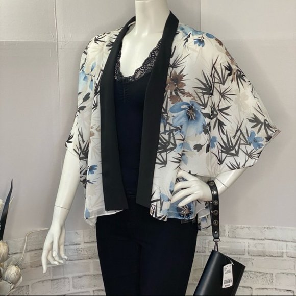 SOLD | NWT Le Chateau White & Blue Floral Kimono - Picture 4 of 12